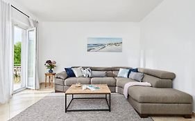 Waikiki Beach House Тиват